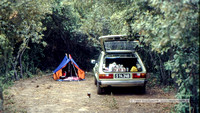 Auf einem Campingplatz in Südfrankreich, jedoch war nicht jeder so romantisch abgeschieden. Das Auto ist ein Talbot Horizon.