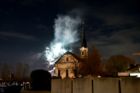 Kurz nach Mitternacht am 1. Jänner 2023 bei der Pfarrkirche und Friedhof von Neumarkt am Wallersee