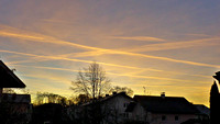 Wolken und Kondenzstreifen am Dreikönigsstag, 6. Jänner 2023, am Himmel über Neumarkt am Wallersee