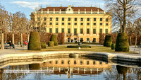 Die Westfassade von Schloss Schönbrunn in Wien im Februar 2022