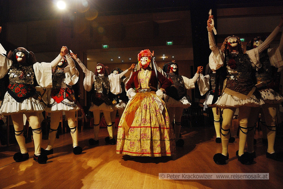 griechische Volkstanzgruppe “Bulles” aus Naoussa