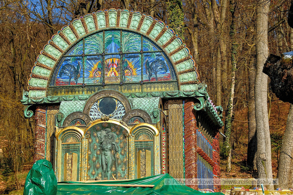 Das Brunnenhaus Nymphäum Omega von Ernst Fuch in Wien bei der Wagner-Villa