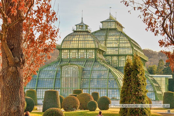 Das Palmenhaus im Park von Schloss Schönbrunn in Wien im Februar 2022