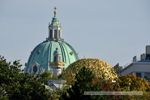 Die Karlskirche und Kuppel der Secession in Wien.