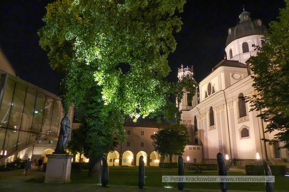Salzburg bei Nacht August 2019, Furtwängler-Garten mit Kollegienkirche