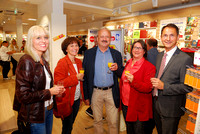 von links: Dr. Eva Enzinger, Angelika und Johann Sommerer, unbekannt und  DI Adi Rieger, Bürgermeister