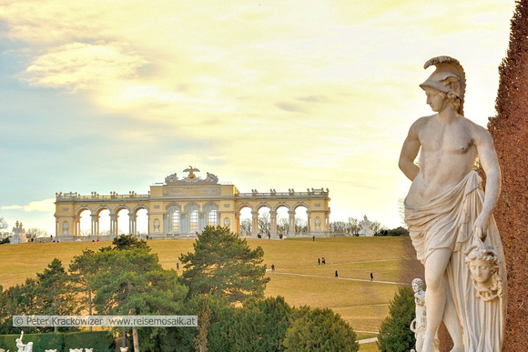 Blick zur Gloriette im Park von Schloss Schönbrunn in Wien im Februar 2022