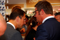 Bürgermeister Adi Rieger im Gespräch mit Robert Hartlauer (rechts)