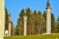 Von links: Mariensäule, die Dreifaltigkeit und der Gegeißelte im Skulpturengarten von Johann Weyringer im März 2022_4