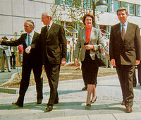 Eröffnung des Neubaus 1988, von links: Bürgermeister von Neumarkt Ing. Hans Georg Enzinger, Bundespräsident Kurt Waldheim mit Gattin Elisabeth und LH Dr. Hans Katschthaler.
