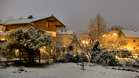 Schneefall im Garten in Neumarkt am Wallersee am 5. Dez. 2022, Aufnahme um 22:30 Uhr