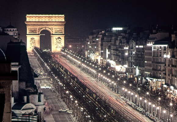 Der "Arc de Triomphe de l’Étoile" und davor die "Avenue des Champs Élysées".
