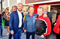 Von links: Bürgermeister David Egger-Kranzinger, Mag. Arch. Johann Weyringer und sein Bruder Karl Weyringer. Im Hintergrund Hans Sommerer, Vizebürgermeister.