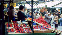 Mai 1980, Erdbeern auf dem Markt in Bozen, Südtirol