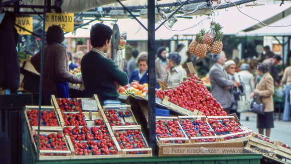 Mai 1980, Erdbeern auf dem Markt in Bozen, Südtirol