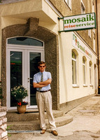 Peter vor seinem Büro