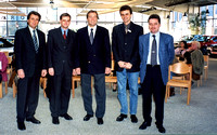 Hier ein Bild von der Katalogpräsentation von "mosaik reiseservice" und "Schweighofer &Zöhrer" im Jänner 1999 in der Ausstellungshalle der Porsche Alpenstraße, von links: Gerhard 'Gary' Zöhrer, Peter