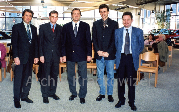 Hier ein Bild von der Katalogpräsentation von "mosaik reiseservice" und "Schweighofer &Zöhrer" im Jänner 1999 in der Ausstellungshalle der Porsche Alpenstraße, von links: Gerhard 'Gary' Zöhrer, Peter