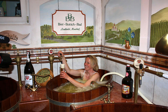 Bier-Bottich-Bad im Landhotel Moorhof in Dorfibm in der Gemeinde Franking in der Wohlfühlregion Seelentium - Prost! ehm nein, Gesundheit!