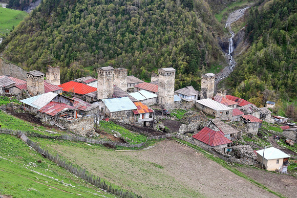 Adishi, Ortschaft in der Region Swanetien, in Georgien – Dorfansicht von Norden