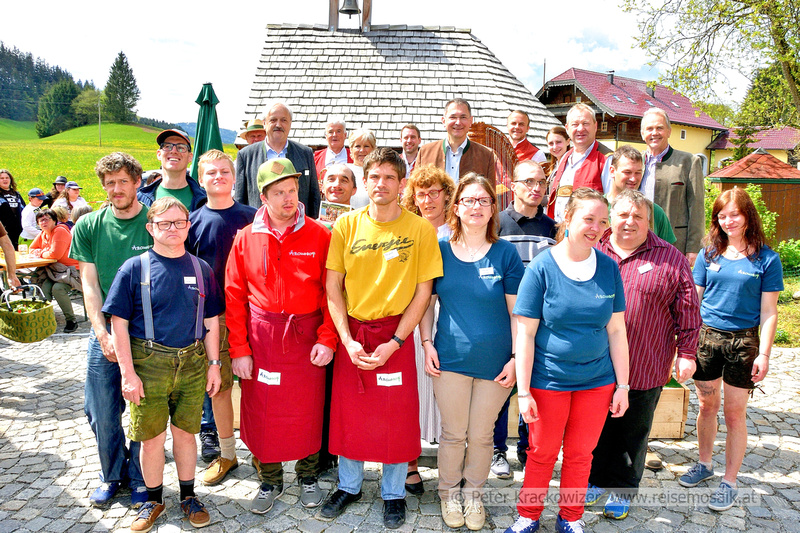 Das Team des ArcusHofes in Haslach in der Flachgauer Stadtgemeinde Neumarkt am Wallersee beim Hoffest 2023.