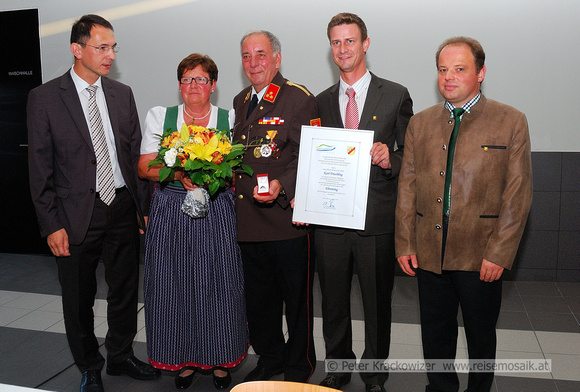 Von links: Bürgermeister DI Adi Rieger, Christine und Karl Frischling sowie die beiden Vizebürgermeister Jan Schierl  und Herbert Schwaighofer.