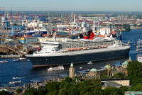 Queen Mary 2 mit Landungsbrücken