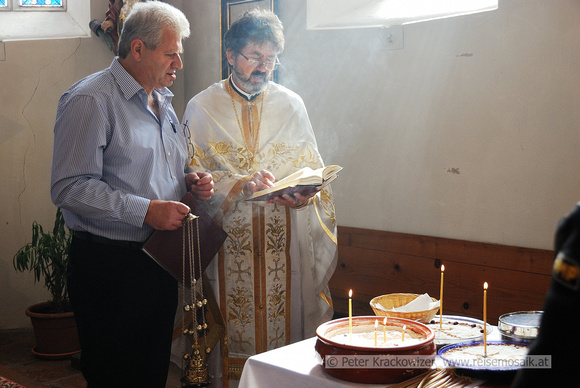 Im Anschluss an den griechisch-orthodoxen Gottesdienst fand eine Gedenkfeier an zwei Verstorbene statt, zu deren Gedenken die beiden Teller (mit Süßem) und die Kerzen darauf aufgestellt waren.
