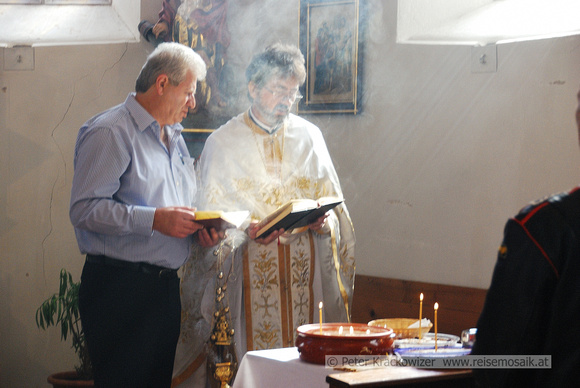 Im Anschluss an den griechisch-orthodoxen Gottesdienst fand eine Gedenkfeier an zwei Verstorbene statt, zu deren Gedenken die beiden Teller (mit Süßem) und die Kerzen darauf aufgestellt waren.