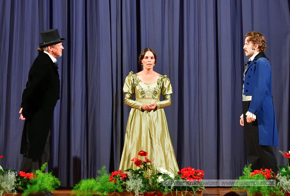 Johann Strauss Vater  gratuliert seinem Sohn für dessen ersten öffentlichen Auftritt. Er bietet ihm die Zusammenarbeit an, die aber dei Mutter verbietet.