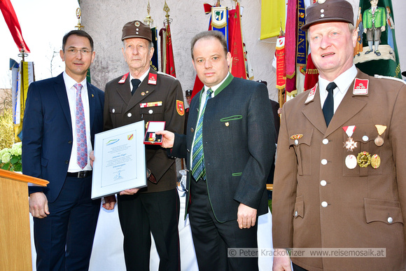 von links: Bürgermeister DI Adi Rieger, Ehrenwappenträger Johannes Hager, Vizebürgermeister Herbert Schwaighofer und Löschzugskommandant HBM Franz Breitenthaler