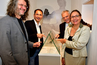 "Ans Licht gebracht" ... wurde dieser kleine Achill von Dr. Felix Lang, Universität Salzburg (von links), BM Adi Rieger, Dr. Josef Schöchl und Ingrid Weydemann MAS, Museum Fronfeste