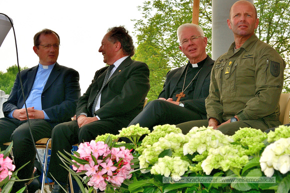 Von links: Hochschulpfarrer Rektor Dr. Michael Max, Mag. Arch. Johann Weyringer, Erzbischof Dr. Franz Lackner, Militärsuperior OR Mag. Richard Weyringer,