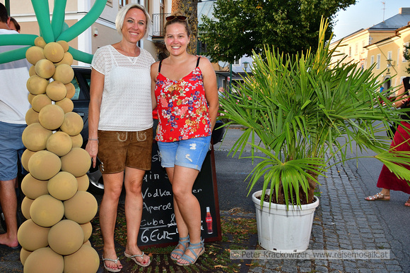 Freuten sich über die tropische Temperatur: Birgit Ausserweger (Geschäftsführerin PlusRegion, links) und Julia Mauberger (Marketing Plusregion, Tourismusverband Neumarkt).