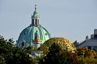Die Karlskirche und Kuppel der Secession in Wien.