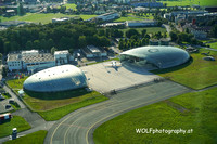 Blick auf den Hangar 7 (rechts) und Hangar 8 von Red Bull am Rande des Salzburger Flughafens
