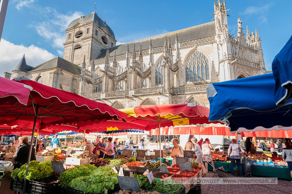 Der Markt mit der Basilika von Alencon © Pascal Beltrami