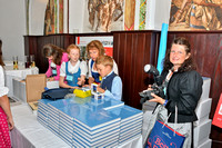 Registrierung der Teilnehmer, links Dr. med. Veronika Augschöll, geborene Stierle, mit ihren beiden Kindern.
