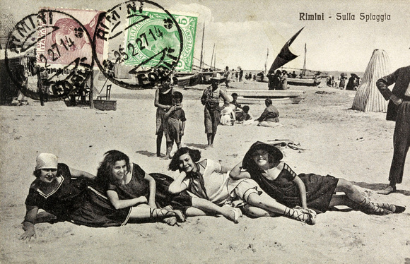 Am Strand von Rimini um 1927
