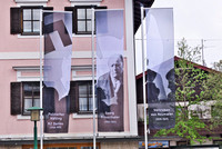 Fahnen vor dem Stadtamt in Neumarkt am Wallersee  machen auf das Kunstprojekt Einwurf aufmerksam.