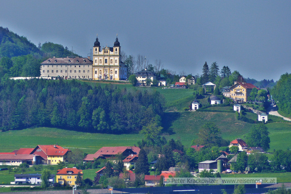 Maria Plain in Bergheim vom Mönchsberg in der Stadt Salzburg gesehen (4,5 km)