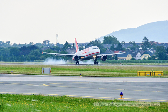 Landung des Lauda-Airbus A320 mit der Kennung OE-LOO am Salzburger Flughafen im Sommer 2019