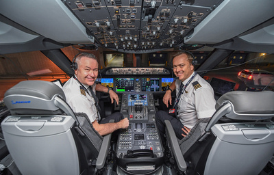 Qantas Rekordflug Oktober 2019 Qantas Captain Sean Golding (links) im Cockpit des Dreamliners vor dem Start in New York, USA. © 2019 Qantas
