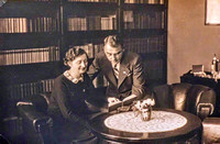 Das Bild zeigt Josefine und Franz Wallack in ihrer Wohnung in Bruck an der Großglockerstraße. Bildquelle Großglockner-Wallack-Archiv (GROHAG)