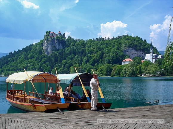 Slowenien, Bleder See mit Burg Bled, im Vordergrund eine Pletna, mit der man zur Marieninsel im See gebracht wird, Aufnahme aus dem Jahr 2005