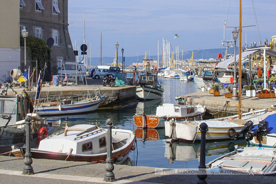 Italien, Friaul-Julisch Venetien, Blick über den Fischerhafen mitten in der Altstadt von Muggia