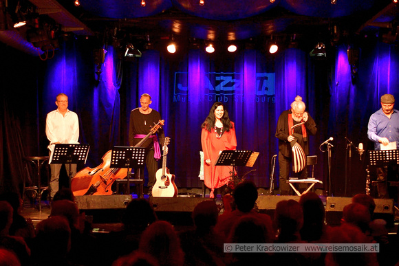 Von links: Bernd Konzett, Bass, Bernie Rothauer, Gitarre und Percussion, Simone Pergmann, Sängerin und Liedpoet, Marwan Abado, Oud und Robert Friedl, Klarinette.