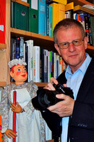 Peter Krackowizer mit seiner Marionette "Frieda" aus Franken