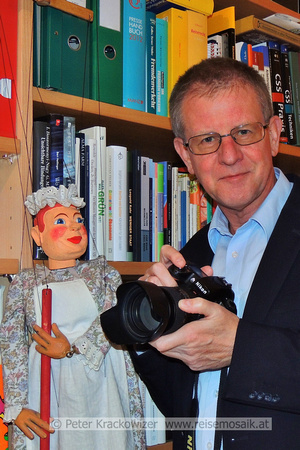 Peter Krackowizer mit seiner Marionette "Frieda" aus Franken