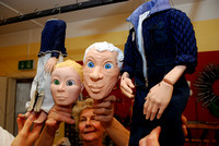 Barbara Heuberger mit Marionettenköpfen